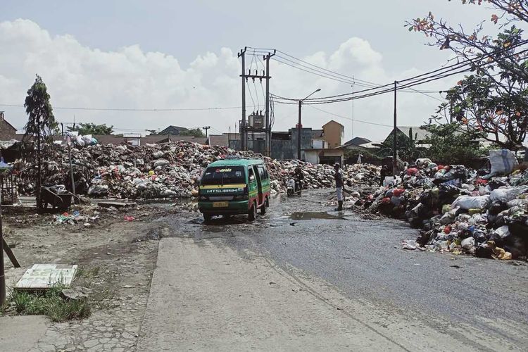Gunung Sampah di Pasar Baleendah, Kabupaten Bandung menjadi persoalan tersendiri. Para pedagang, pembeli, hingga warga sekitar mengaku sangat terganggu dengan kondisi tersebut, Rabu (3/5/2023)