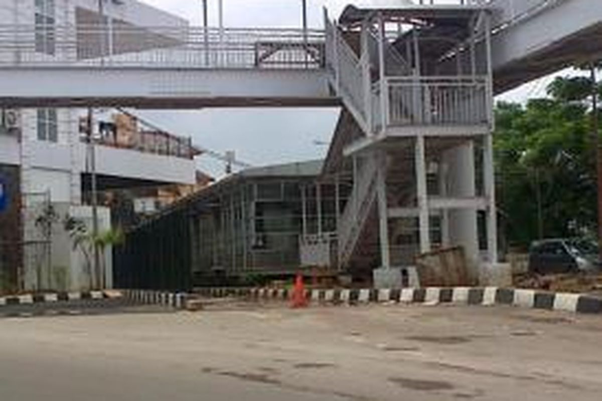 Pembenahan jalur transJakarta di Halte Manggarai yang berhimpitan dengan terminal telah rampung. Namun, hingga Jumat (28/2/2014), jalur tersebut belum bisa dilintasi bus transjakarta.