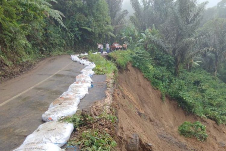 Jalan provinsi yang terkena longsor di Desa Air Dingin, Kecamatan Sindang Kelingi, Kabupaten Rejang Lebong.