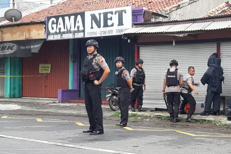 Tim Gegana Brimob Pekalongan bersiap menjinakan benda yang diduga bom di Pantura Brebes Jawa Tengah, Kamis (20/2/2020)