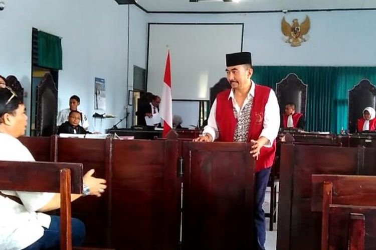 Gatot Brajamusti usai menjalani sidang di PN Mataram, Senin (23/1/2017).