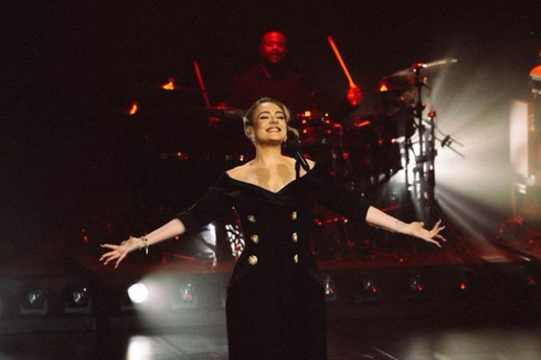 Adele Beri Penghormatan kepada Matthew Perry, Sebut Bintang Sitkom Friends Itu Pemberani