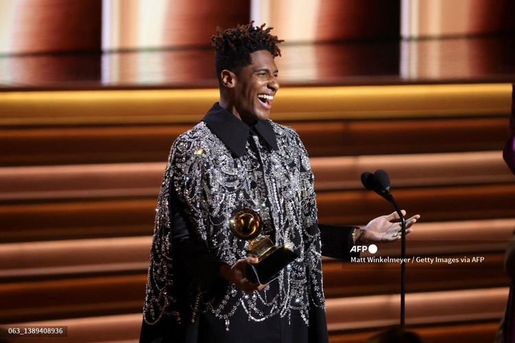 Artis musik Jon Batiste menerima Grammy untuk Album of the Year pada perhelatan Grammy Awards 2022 di MGM Grand Garden Arena, Las Vegas, Minggu (3/4/2022). 