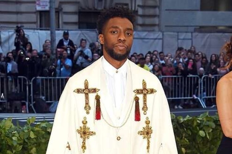 Aktor Chadwick Boseman ketika menghadiri Met Gala.