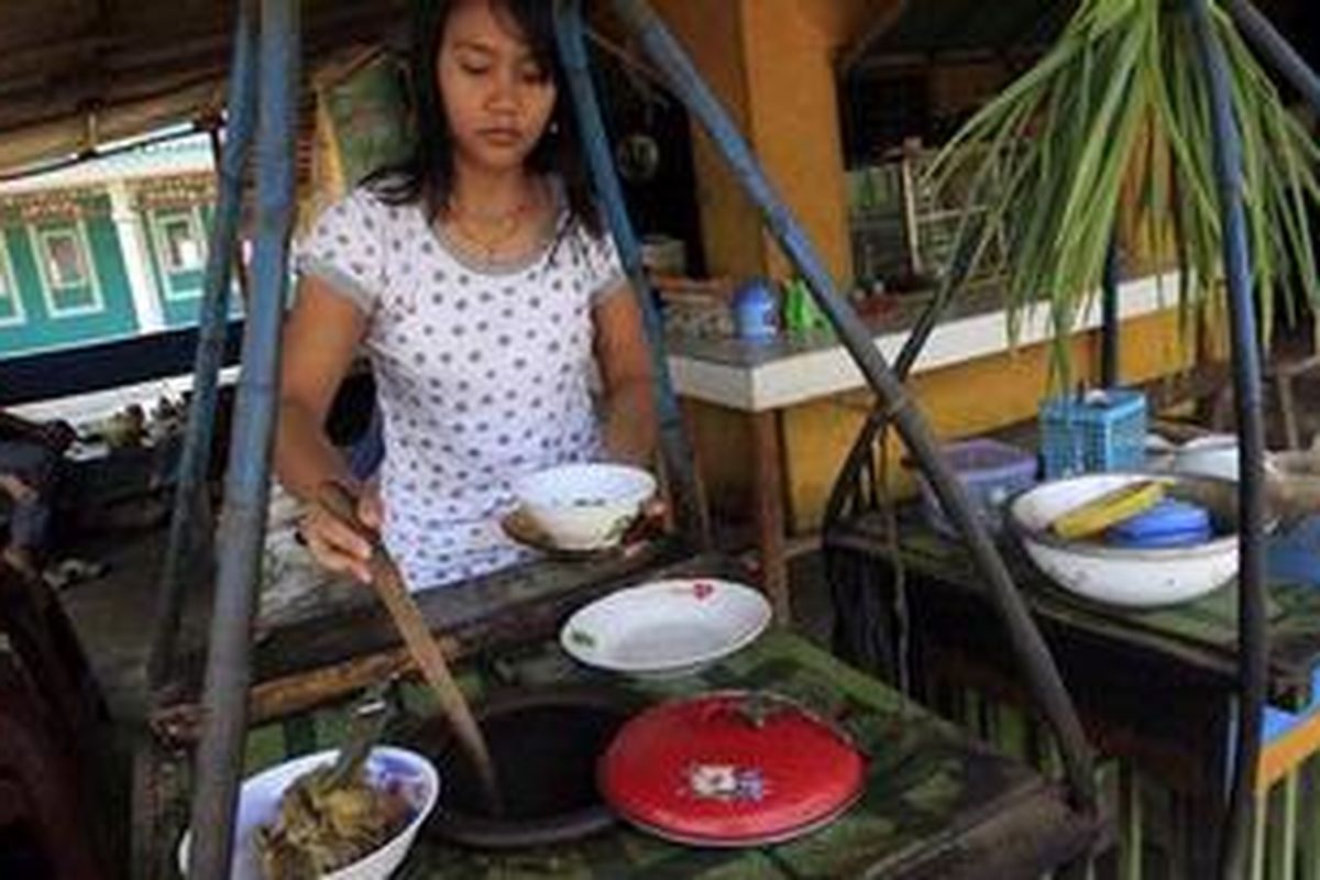 Ina menyiapkan hidangan empal gentong di warung makan milik orangtuanya di Jalan Raya Indramayu - Cirebon, Eretan, Kabupaten Indramayu, Jawa Barat, Selasa (5/7/2011). Empal gentong adalah kuliner berupa daging sapi dengan kuah yang merupakan makanan khas setempat yang bisa didapat di sepanjang jalur pantai utara dari Indramayu menuju Cirebon. 