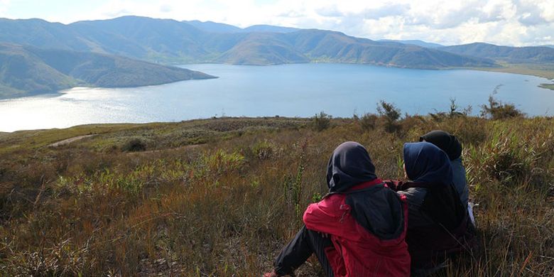 Wisatawan menikmati panorama Danau Anggi Gida dilihat dari Bukit Kombrey dengan ketinggian sekitar 2.000 meter di atas permukaan laut, Jumat (17/8/2018). Bukit Kombrey merupakan obyek wisata yang terletak di Distrik Anggi, Kabupaten Pegunungan Arfak, Papua Barat.