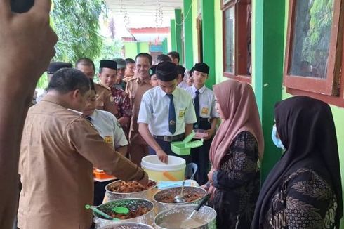 SMP di Aceh Uji Coba Makan Siang Gratis, Dananya Pakai Sumbangan Orangtua