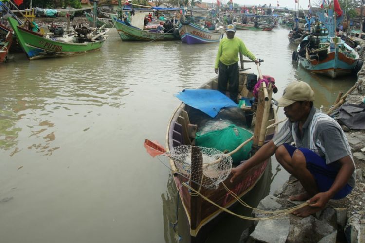 Nelayan di Dusun Pakis II, Desa Tanjungpakis, Kecamatan Pakisjaya, Kabupaten Karawang, Kawa Barat, mengaku melihat pesawat terbang miring sebelum terdengar ledakan keras yang mengejutkan pada Senin (29/10/2018).