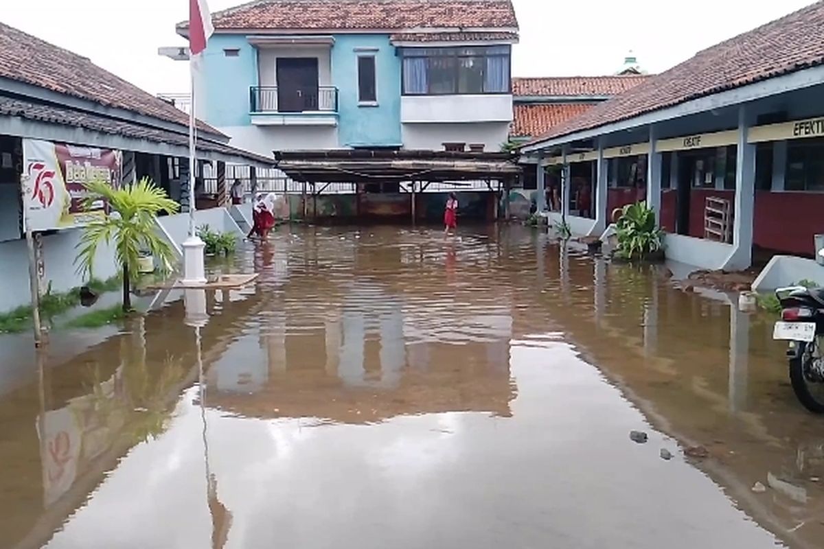 SD di Kendal 10 Tahun Jadi Langganan Banjir Rob, Tak Ada Anggaran Tinggikan Sekolah