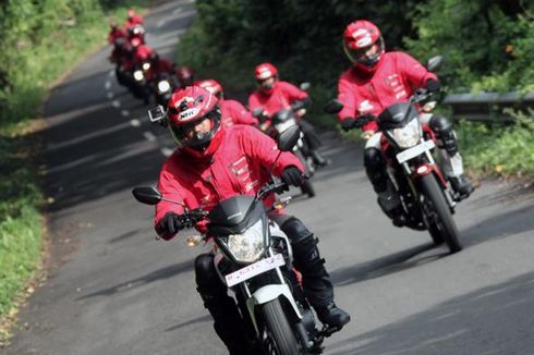 Kebiasaan Buruk, Tarik Setengah Kopling Saat Naik Motor