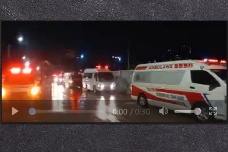 Tangkapan layar antrean mobil ambulans di Wisma Atlet.