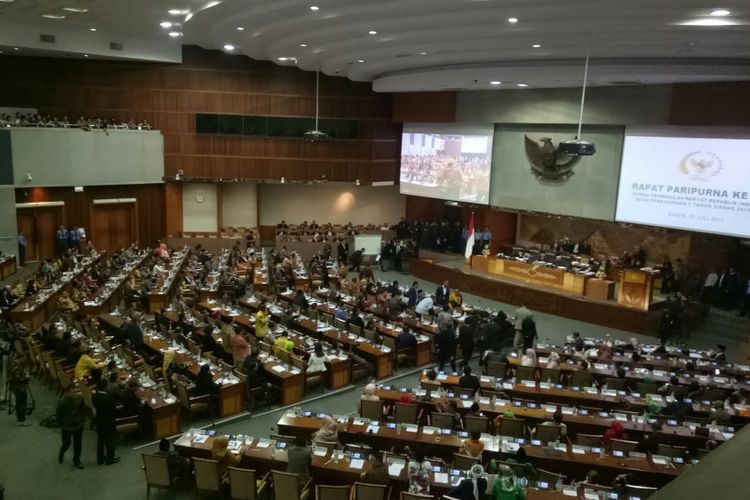 suasana rapat paripurna yang sempat ricuh 