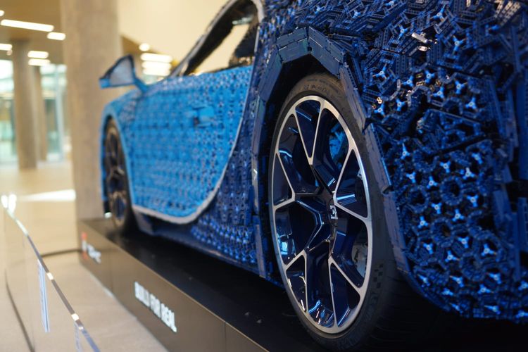 Detail kreasi Bugatti Chiron 1:1 Lego yang dipajang di kantor pusat Lego, Lego Campus di Kota Billund, Denmark, menggoda untuk disentuh dan diraba. Kreasi ini menghabiskan lebih dari satu juta potong komponen Lego Technic dengan 13 ribu jam kerja. 
