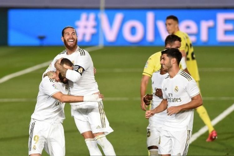 Pemain Real Madrid merayakan gol Karim Benzema ke gawang Villarreal di pentas Liga Spanyol pekan ke-37, Jumat (17/7/2020) dini hari WIB.