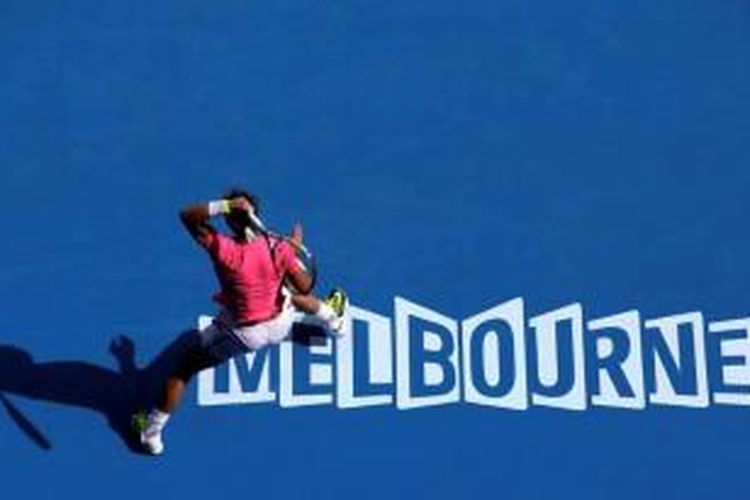 Petenis Spanyol Rafael Nadal menembak bola ke arah petenis Rusia Mikhail Youzhny dalam laga perdana turnamen Australian Open di Melbourne, Australia, Senin (19/1/2015).