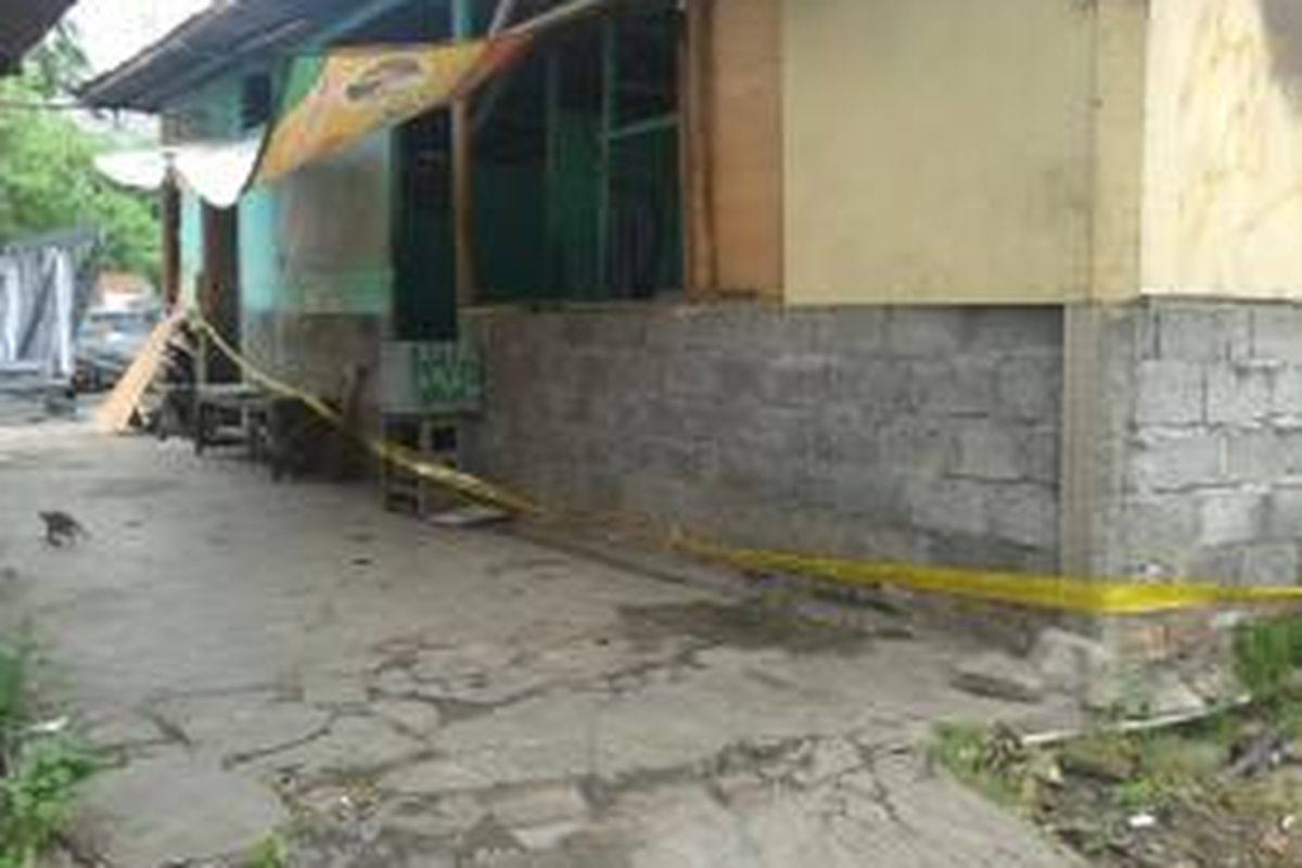 Sebuah bedeng yang menjadi lokasi penyekapan dan penganiayaan terhadap H (47), seorang wanita pedagang kopi asongan di Jalan Jakarta-Tangerang, tak jauh dari pintu tol Kebon Jeruk 2, tepat di sebelah apartemen Kedoya Elok, Kebon Jeruk, Jakarta Barat, Senin (16/9/2013)