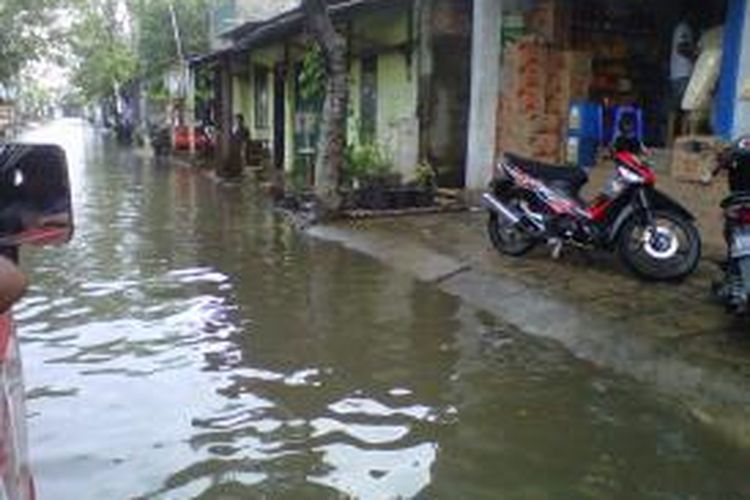 Hujan 3 jam sudah menyebabkan sebagian besar di kecamatan Cilincing, Jakarta Utara terendam banjir.