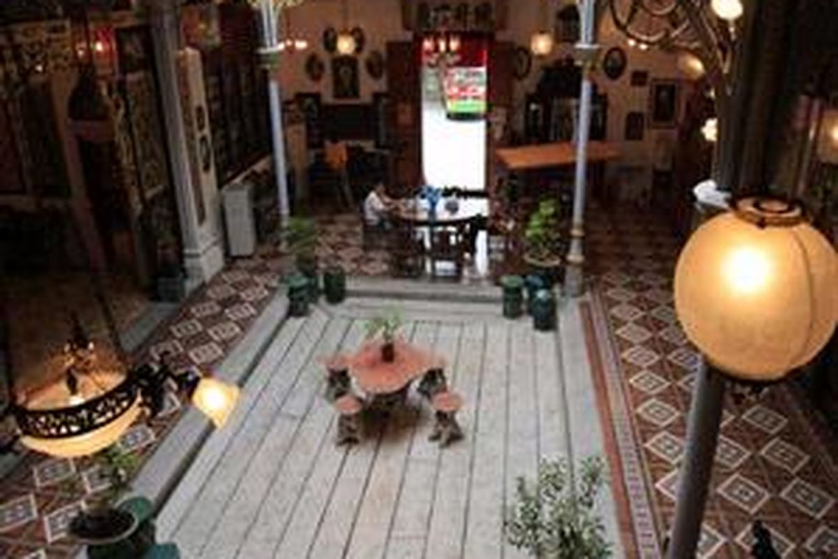 Interior rumah tradisional milik warga China peranakan di Penang, Malaysia, Rabu (28/10). Sejumlah rumah tua milik warga direstorasi oleh pemerintah setempat lalu dijadikan tempat wisata.