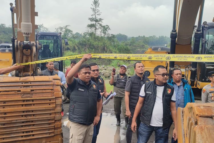 Direktur Tindak Pidana Tertentu Bareskrim Polri Brigjen Irhamni (satu dari kiri) meninjau lokasi tambang pasir ilegal di kawasan Taman Nasional Gunung Merapi, Srumbung, Magelang, Sabtu (1/11/2025).