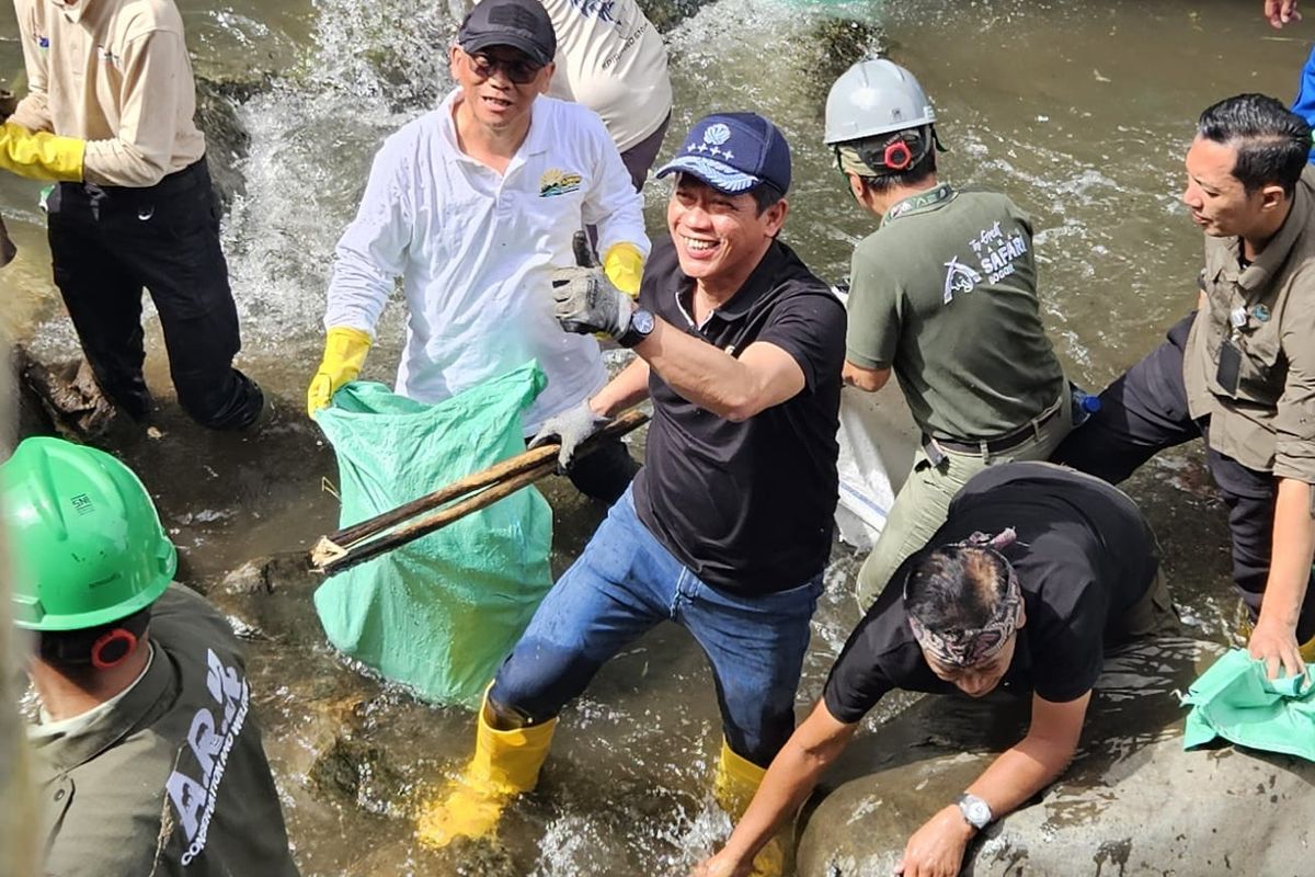 Menteri Lingkungan Hidup, Hanif Faisol Nurofiq (tengah), ketika turun langsung membersihkan sampah di hulu Sungai Ciliwung di Cisarua, Bogor pada Jumat (3/10/2025).