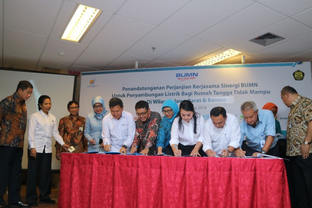 PT Perusahaan Gas Negara Tbk (PGN) bersama dengan PT Perusahaan Listrik Negara (Persero) (PLN), PT Pos Indonesia (Persero), dan Perum Percetakan Negara RI menjalin kerja sama pelaksanaan penyambungan listrik untuk 2.000 masyarakat tidak mampu di Kabupaten Bogor dan Kota Bogor. Dalam penandatangan kerja sama ini, PGN diwakili oleh Direktur SDM dan Umum, Desima Equalita Siahaan (tengah, berbaju putih), Selasa (7/8/2018)
