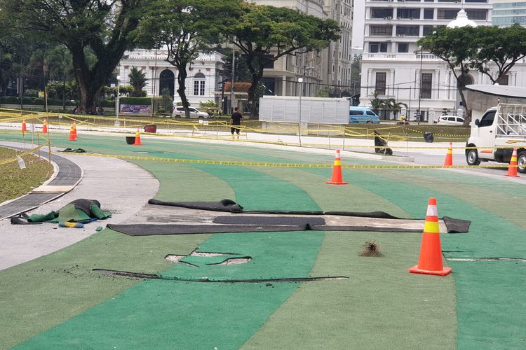 Situasi jalur jogging di Lapangan Merdeka, Kota Medan, dalam perbaikan, Senin (24/2/2025). 