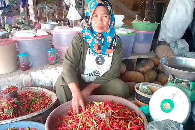 Dalam beberapa hari terakhir, harga sejumlah kebutuhan bumbu dapur khususnya Cabai Rawit di Pasar Andi Tadda, Kota Palopo, Sulawesi Selatan, Rabu (01/11/2023) siang melonjak drastis.