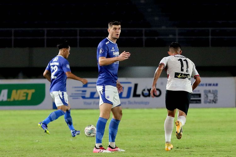 Pemain asing Persib Bandung Nick Kuipers memberi instruksi saat pertandingan pekan 15 Liga 1 2021-2022 melawan Madura United yang berakhir dengan skor 0-1 di Stadion Manahan Surakarta, Sabtu (4/12/2021) malam.
