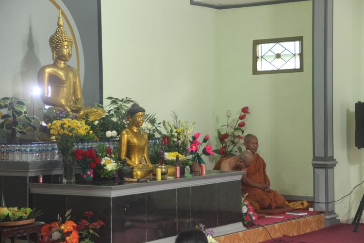 Persiapan menuju detik-detik peringatan Waisak di Vihara WIdya Loka, di Dusun Ngroto, Sumogawe, Getasan, Kabupaten Semarang, Jawa Tengah. Gambar diambail pada Senin (16/5/2022).