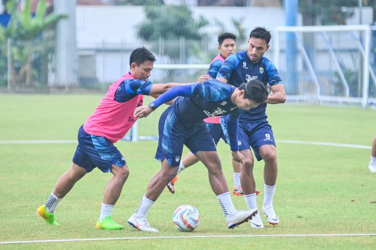 Achmad Jufriyanto (tengah) melindungi bola dari Dedi Kusnandar (kiri), dibantu Ezra Walian dalam latihan Persib Bandung di Stadion Persib, Sidolig, Bandung. 