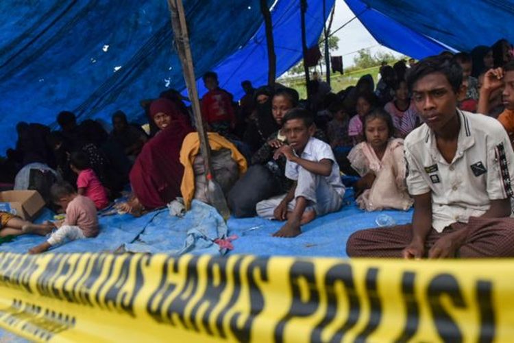 Sejumlah imigran Rohingya dikumpulkan di tenda darurat usai terdampar di Desa Karang Gading, Labuhan Deli, Deli Serdang, Sumatera Utara, Senin (1/1/2024).