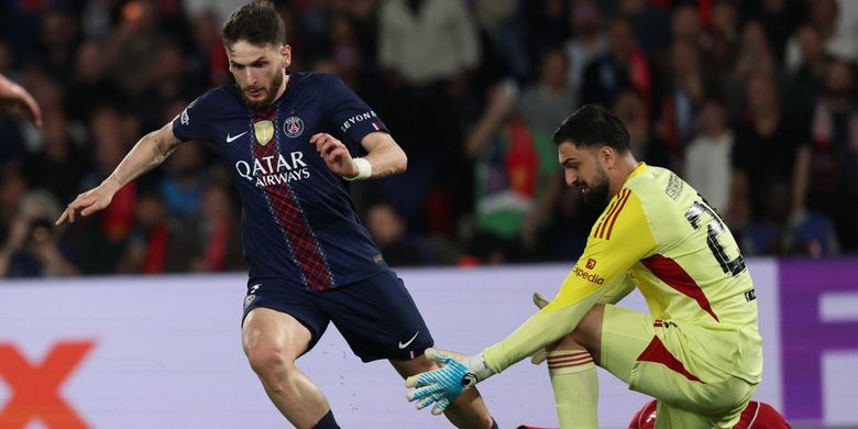 Penyerang Paris Saint-Germain, Khvicha Kvaratskhelia, melewati kiper Liverpool Giorgi Mamardashvili, untuk mencetak gol kedua PSG lawan The Reds. Laga Liga Champions PSG vs Liverpool berlangsung di Parc de Princes, Kamis (9/4/2026) dini hari WIB.