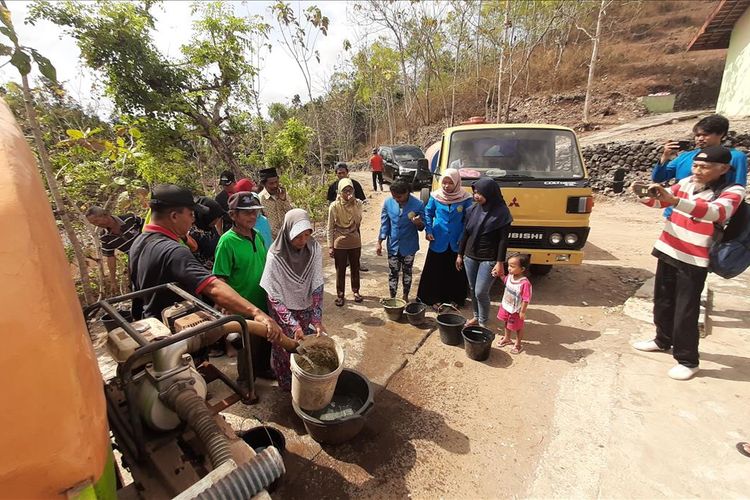 Warga antre air bersih bantuan keluarga Sunaryanto di Dusun Piyuyon, Desa Pacarejo, Semanu, Gunungkidul, Kamis (1/8/2019)