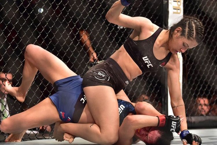 Polyana Viana saat tampil di Octagon