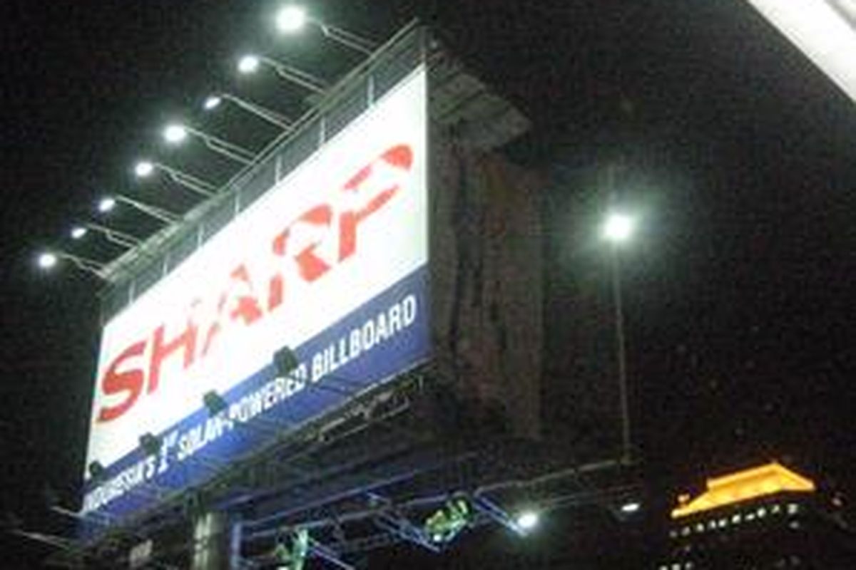 Sharp resmi meluncurkan papan reklame bertenaga surya pertama di Indonesia pada Senin (5/10) di Jalan MH Thamrin Jakarta, persis di depan Gedung Sarinah. Diharapkan, seluruh papan reklame, khususnya di Ibu Kota, menggunakan sumber energi seperti ini untuk mewujudkan gerakan hemat energi.  