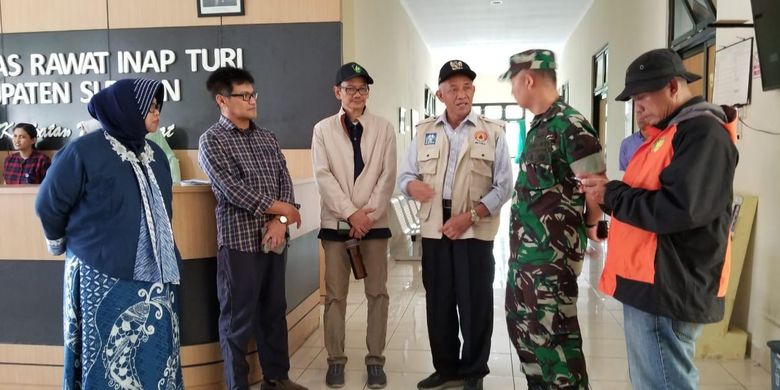 Tim Kemendikbud melakukan dengan Bupati Sleman di Puskesmas Turi, Sleman, Yogyakarta terkait kesiapan untuk tempat merawat pasien atau jenazah korban (22/2/2020).