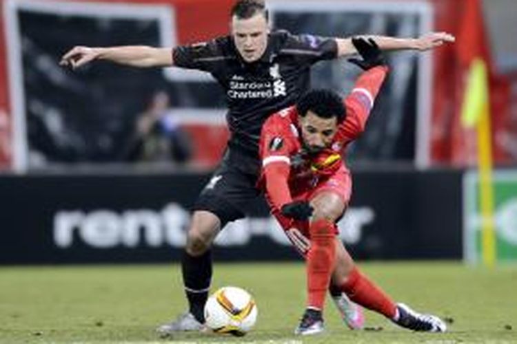 Pemain belakang Liverpool, Brad Simith, dan gelandang Sion, Carlitos berebut bola saat kedua tim bertemu pada lanjutan fase Grup B Liga Europa di Stade de Tourbillon, Kamis (10/12/2015).