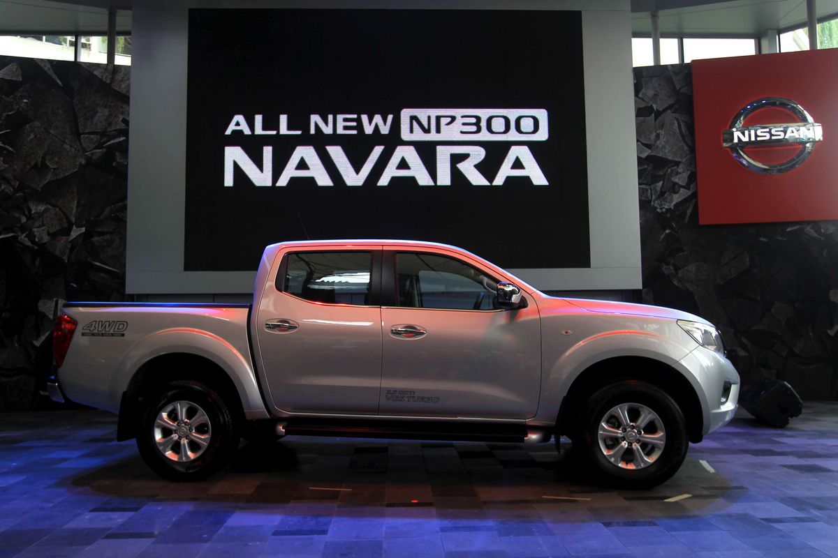 Nissan All-New Np300 Navara mid-grade (SL) saat peluncuran di Gandaria City, Jakarta, Kamis (2/4/2015). Double cabin 4WD dengan desain modern di kelasnya ini dijual dengan harga Rp.380 juta hingga Rp. 430 juta on the road. KOMPAS IMAGES/KRISTIANTO PURNOMO