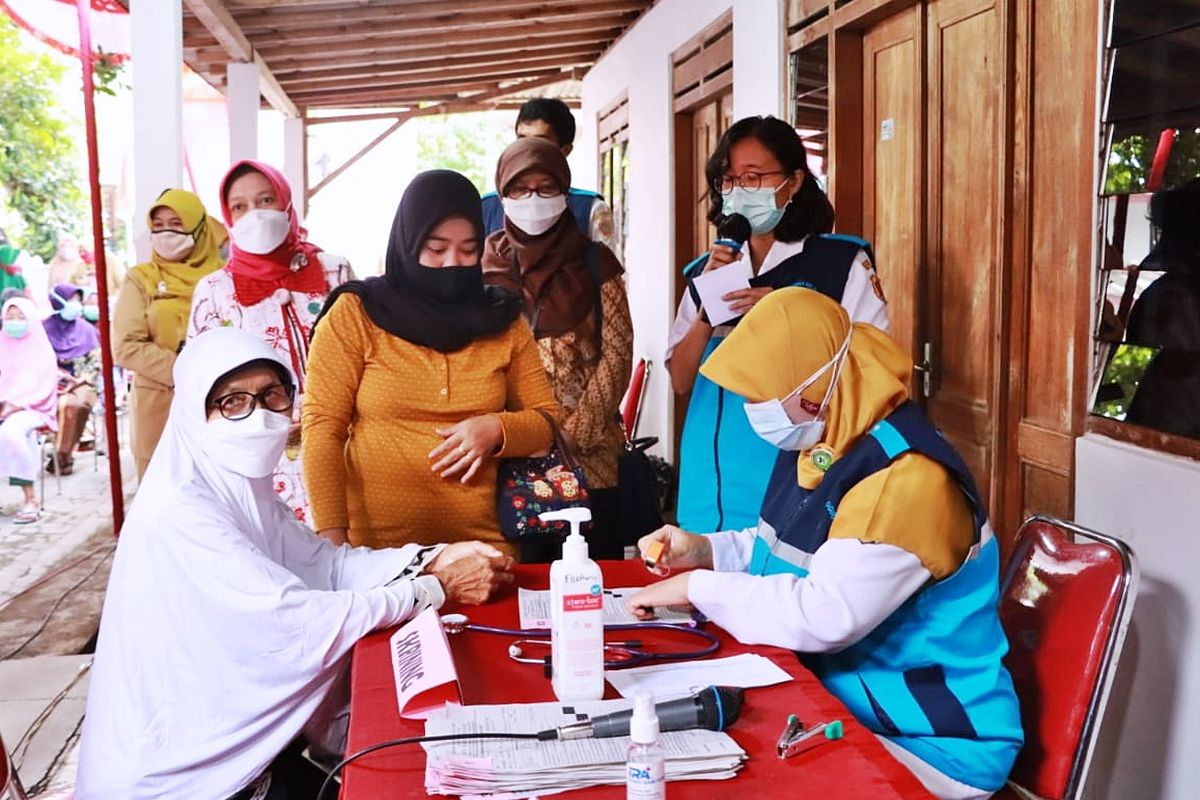 Seorang lansia menjalani skrining sebelum mendapatkan vaksin covid-19 di Kecamatan Selogiri, Kabupaten Wonogiri, Jawa Tengah.