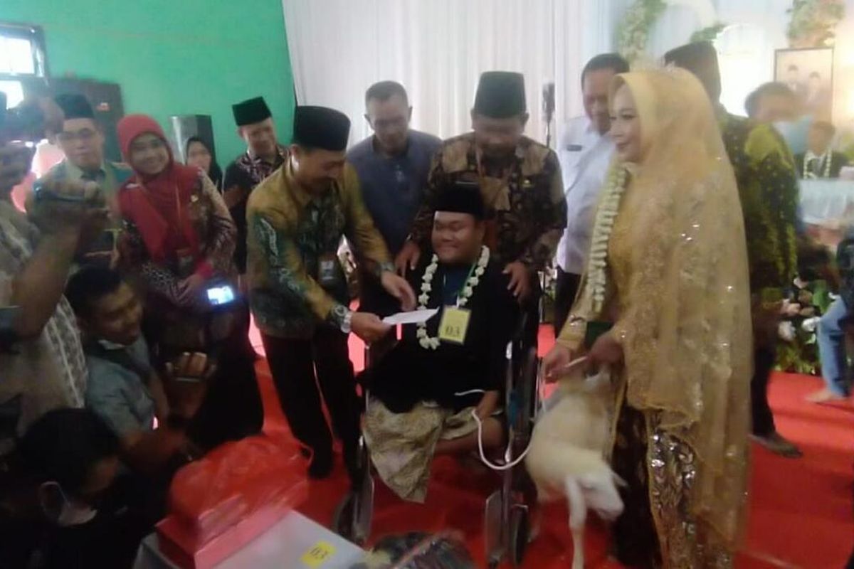 Pasangan pengantin baru Hambali - Heti Kurniawati, menjalani ijab kabul di Kantor Kementerian Agama Jombang, Jawa Timur, Rabu (28/12/2022). Dalam pernikahan itu, Hambali memberikan seekor kambing sebagai mas kawin kepada Heti.