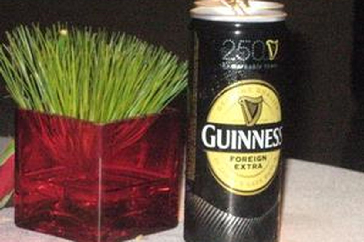 Ilustrasi bir Guinness. Perusahaan bir, seperti halnya Guinness, di Indonesia kebanyakan berkampanye mencari konsumen baru di bar. Pasar bir relatif masih terbuka luas karena konsumsi minuman beralkohol ini di Tanah Air masih kurang dari satu liter per kapita per tahun. 