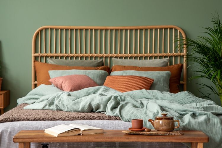 Ilustrasi kamar tidur dengan cat dinding warna sage green. 