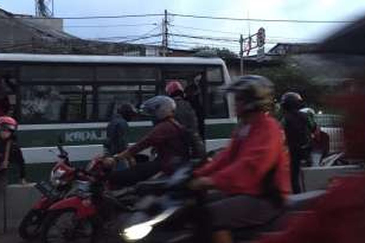 Pengendara motor masuk jalur busway di Jalan Sultan Agung, Jakarta Selatan, Selasa (24/5/2016).