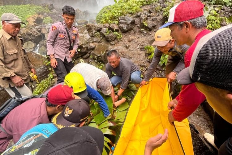 Lansia Tewas usai Terjatuh dari Air Terjun Setinggi 150 Meter di Lumajang