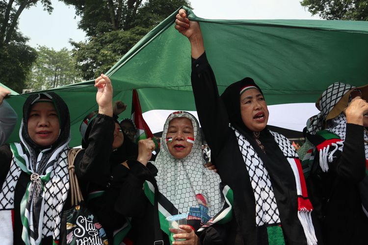 Ribuan orang ikut aksi bela Palestina di depan Gedung Sate, Jalan Diponegero, Kota Bandung, Jawa Barat, Jumat (17/11/2023).