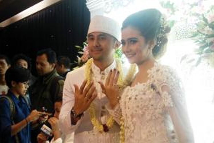 Hengky Kurniawan dan Sonya Fatmala diabadikan saat menunjukkan cincin pernikahannya usai akad nikah di Hotel Santika TMII, Jakarta Timur, Kamis (23/4/2015).