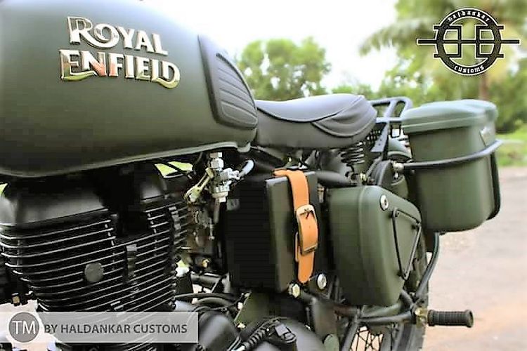 Royal Enfield Classic 350 dengan tampilan motor perang