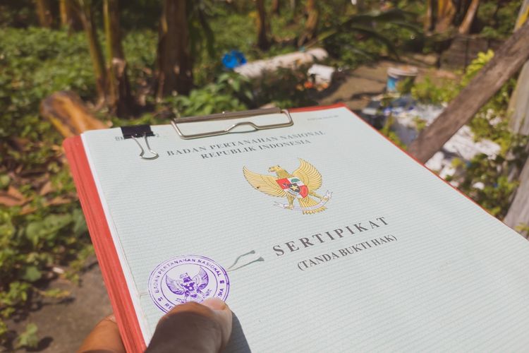 Ilustrasi sertifikat tanah di Indonesia.