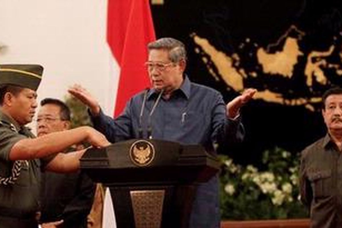 Presiden RI, Susilo Bambang Yudhoyono memberikan keterangan pers terkait kekisruhan antara Komisi Pemberantasan Korupsi dan Polri di Istana Negara, Jakarta, Senin (8/10/2012). Presiden salah satunya menginstrusikan kasus korupsi simulator Surat Izin Mengemudi di Korlantas Mabes Polri sepenuhnya ditangani KPK.