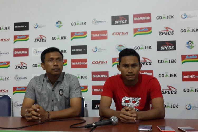 Pelatih Bali United Widodo Cahyono Putro (kiri) dalam konferensi pers di Stadion Kanjuruhan, Kabupaten Malang, Sabtu (20/10/2018)